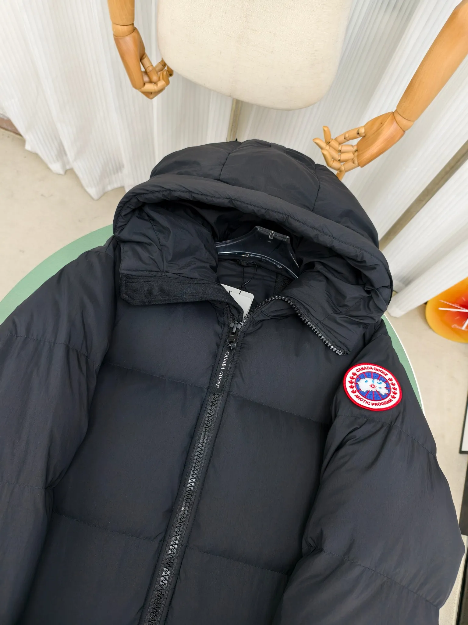 P1040————2800M (same style for men and women) Canada goose Lawrence long down jacket The Lawrence long down jacket provides basic protection for daily adventures and is made of sustainable Enduraluxe fabric with a practical soft touch. It has a quilted body and adjustable hood. Filled with extremely fluffy duck down. The adjustable down-filled connected hood and chin-protecting suede knitted stand-up collar are soft and extra-comfortable. Tapered rib-knit cuffs improve comfort and seal in heat. There are two zippered side vents at the bottom of the jacket for increased range of motion and ventilation. It has a longer hem at the back for added protection and reflective double stripes on the back. Color: black with red label, black with black label, navy blue with red label Size: XS-2XL